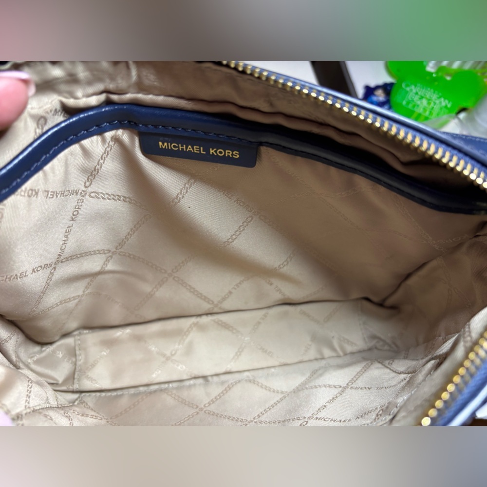 Michael kors crossbody - Picture 3 of 9